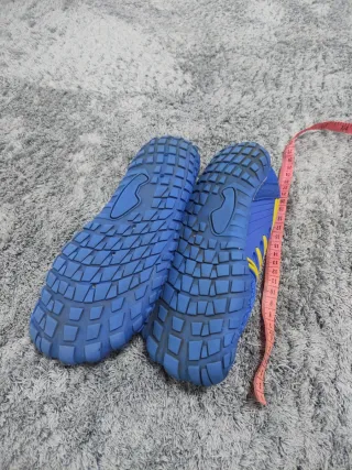 Zapatillas de agua azules y amarillas
