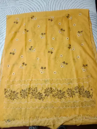 Pañuelo mostaza con estampado floral