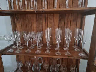 Mueble vitrina de madera + copas incluidas