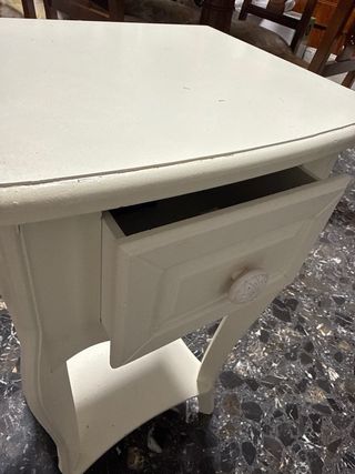 Mesita de noche blanca de madera