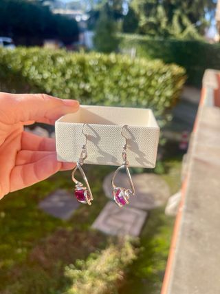 Orecchini acciaio con pietra fucsia