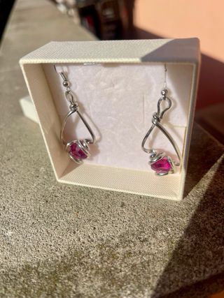 Orecchini acciaio con pietra fucsia