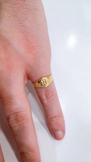 Anello scudo con lettera R in oro giallo 18kt 750