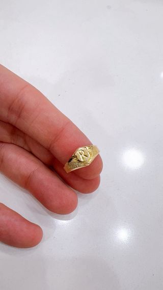 Anello scudo con lettera R in oro giallo 18kt 750
