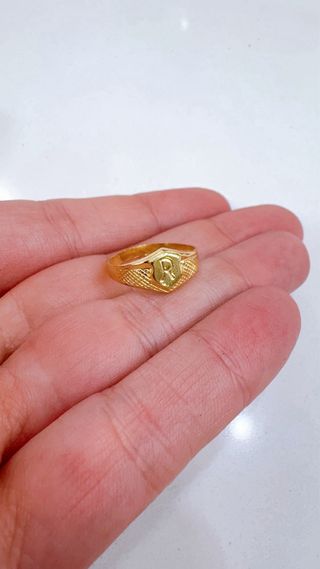 Anello scudo con lettera R in oro giallo 18kt 750