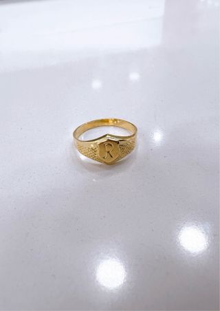 Anello scudo con lettera R in oro giallo 18kt 750