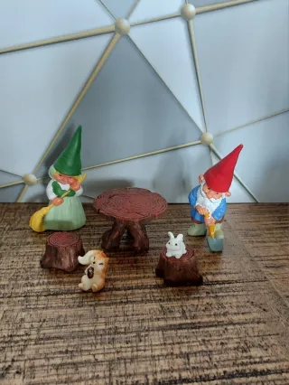 Miniaturas animales y troncos