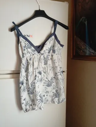 Blusa floral blanca y azul