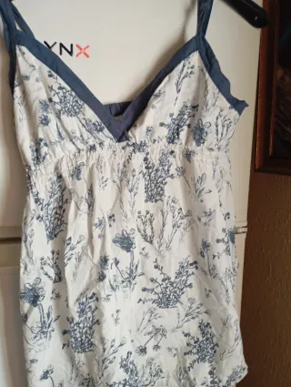 Blusa floral blanca y azul