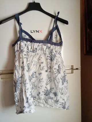 Blusa floral blanca y azul