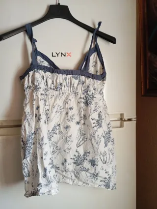 Blusa floral blanca y azul