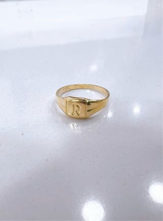 Anello scudo con lettera R in oro giallo 18kt 750