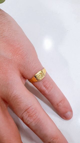 Anello scudo con lettera R in oro giallo 18kt 750