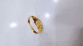 Anello scudo con lettera R in oro giallo 18kt 750