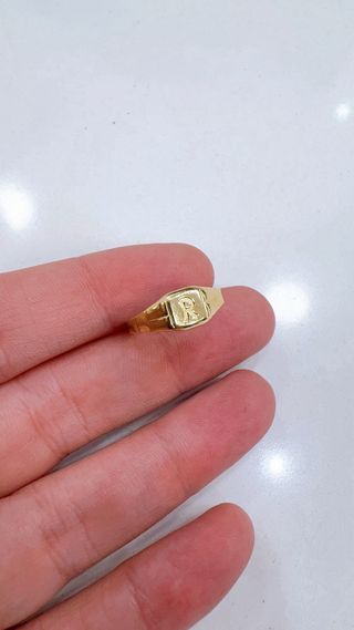 Anello scudo con lettera R in oro giallo 18kt 750