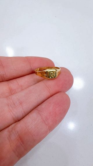 Anello scudo con lettera R in oro giallo 18kt 750