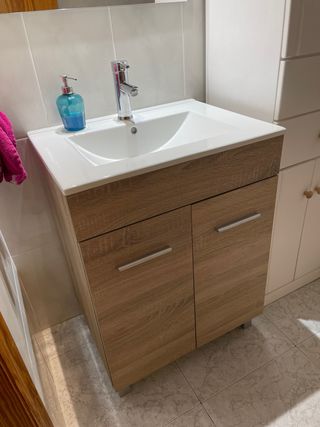 Mueble de baño con lavabo y grifo