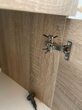 Mueble de baño con lavabo y grifo