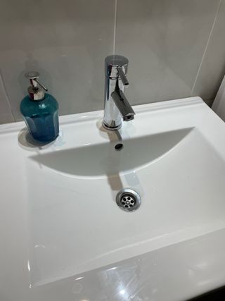 Mueble de baño con lavabo y grifo