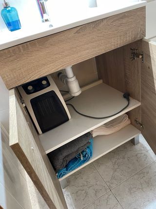 Mueble de baño con lavabo y grifo