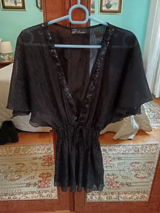 Blusa negra con brilli brilli