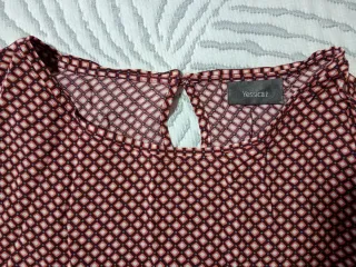 Blusa granate con estampado