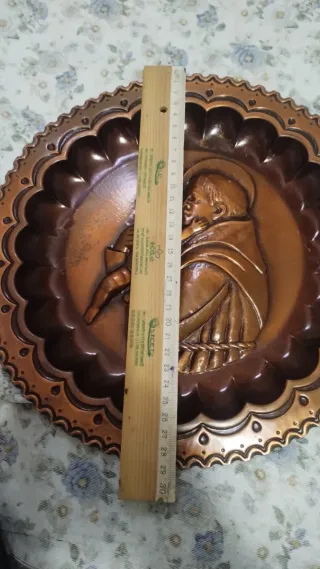 Piatto antico in rame con figura religiosa