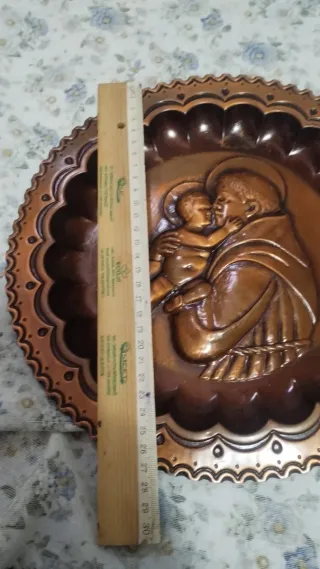 Piatto antico in rame con figura religiosa