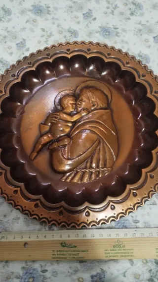 Piatto antico in rame con figura religiosa