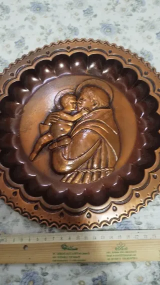 Piatto antico in rame con figura religiosa