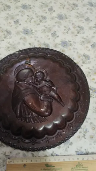 Piatto antico in rame con figura religiosa