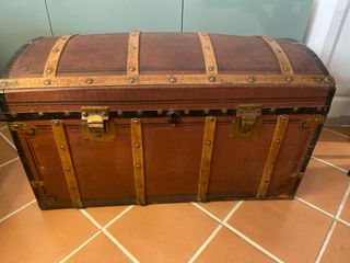 Baúl retro de madera y metal