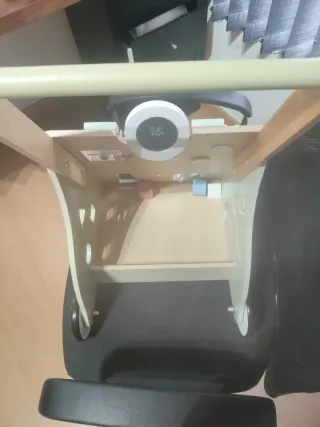 Andador infantil de madera con actividades