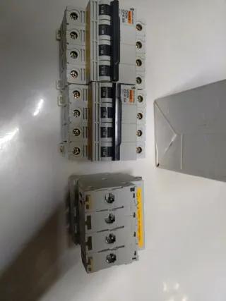 Interruptor Magnetotérmico Merlin Gerin ICPM 4P 30