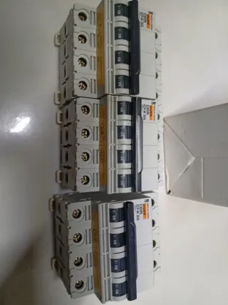 Interruptor Magnetotérmico Merlin Gerin ICPM 4P 30