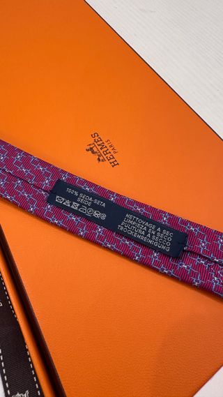 Cravatta Hermès nuova, larghezza 7 cm