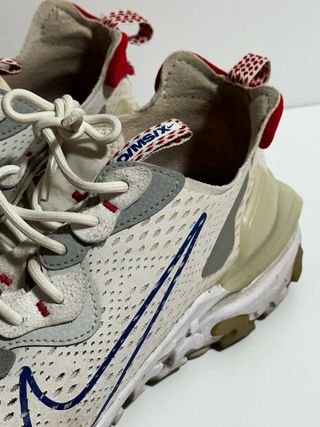 Deportivos Nike D/MS/X grises y blancos