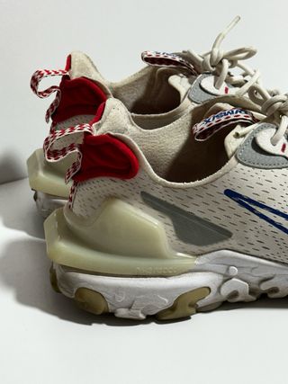 Deportivos Nike D/MS/X grises y blancos