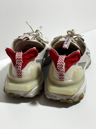 Deportivos Nike D/MS/X grises y blancos