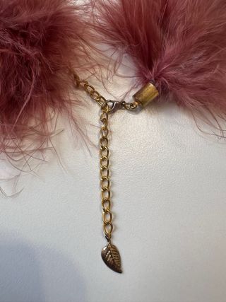 Collar de plumas rosa malva