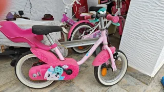 Bicicleta infantil rosa con asiento
