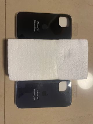 Carcasa iPhone 15 Silicona con logo Apple.