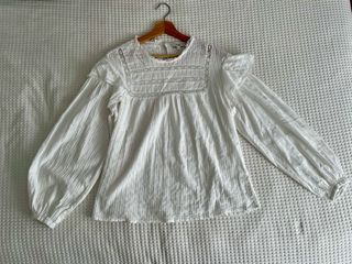 Blusa blanca manga larga con encaje