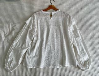 Blusa blanca manga larga con encaje