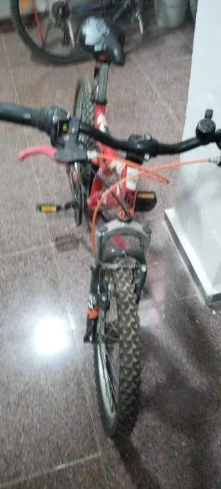 Bicicleta de montaña roja de 20 pulgadas