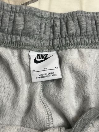 Pantalón Nike Gris con Detalles Blancos