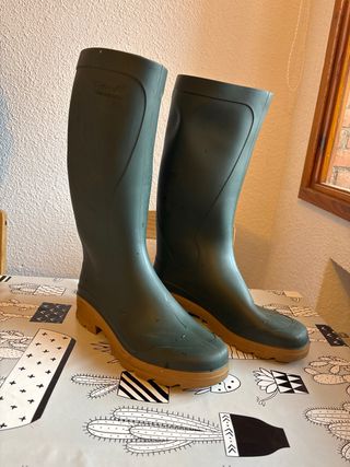 Botas de goma verdes y marrones