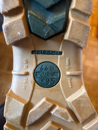 Botas de goma verdes y marrones