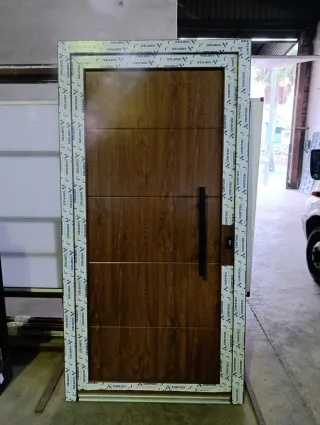 Puerta de entrada vivienda madera