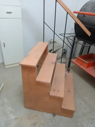 Escalera de piscina de madera hecha a mano